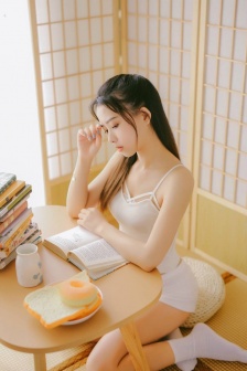 注射器放屁眼里灌注牛奶